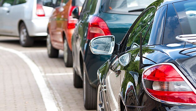 Bei mehreren geparkten Autos entfernten die mutmaßlichen Täter gewaltsam die Embleme (Symbolbild).  (Bild: thinkstockphotos.de (Symbolbild))