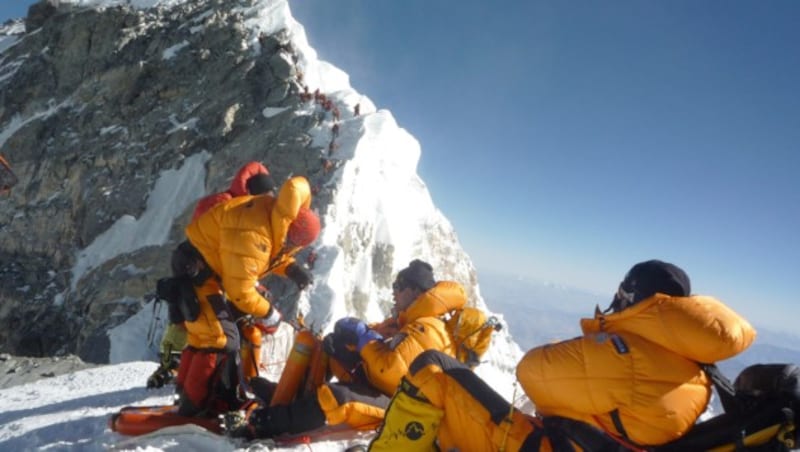 Bergsteiger pausieren am Hillary Step. (Bild: AFP)