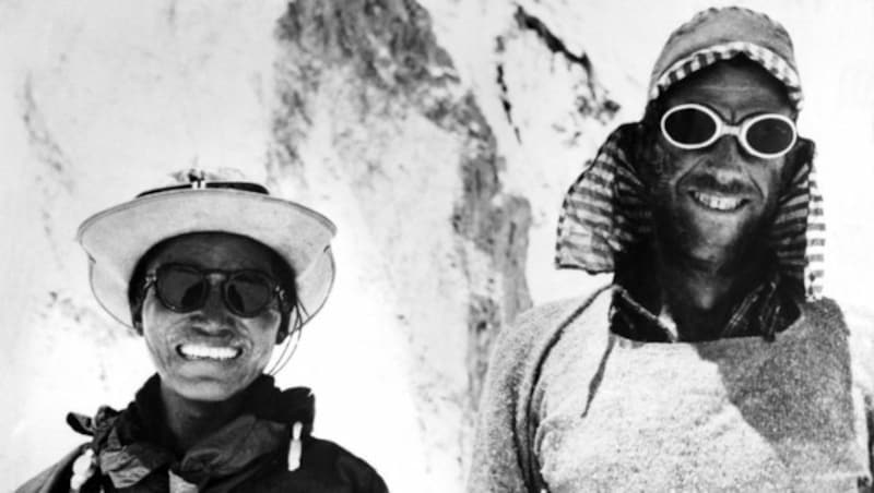 Sir Edmund Hillary und sein Bergführer, Sherpa Tenzing Norgay, im Jahr 1950 (Bild: dpa)