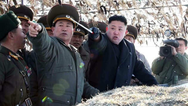 Nordkoreas Machthaber Kim Jong Un bei einer Übung des Militärs (Bild: AFP)