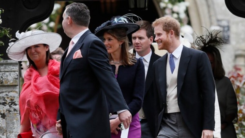 Prinz Harry "single" beim Verlassen der Kirche (Bild: AP)
