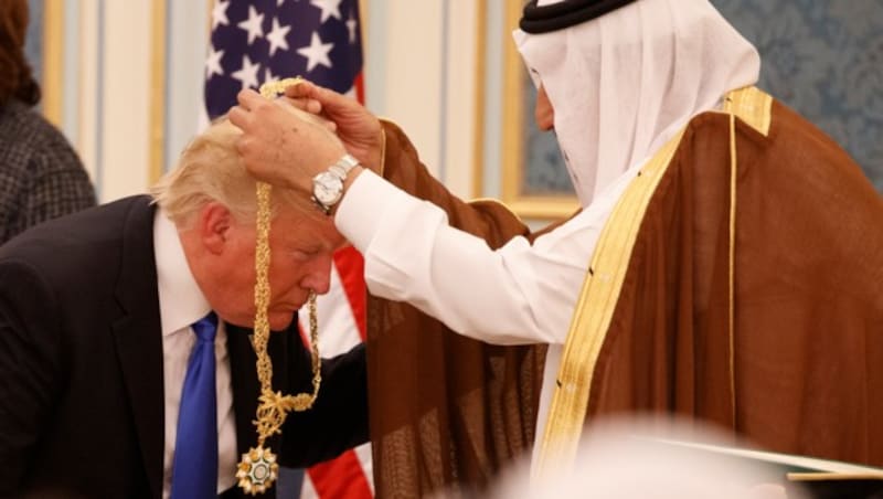 König Salman verleiht Donald Trump den Order-of-Abdulaziz-al-Saud-Orden. (Bild: Associated Press)