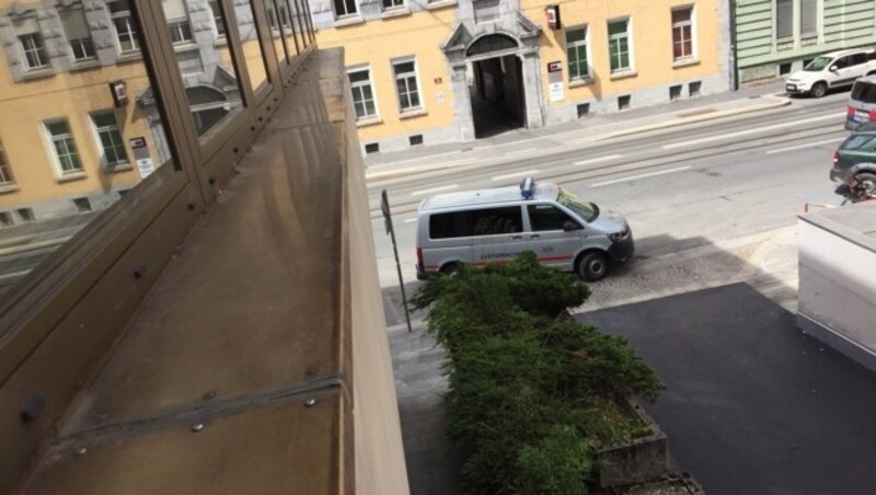 Nach rund einer halben Stunde konnte der Flüchtige in der Innsbrucker Innenstadt gefasst werden. (Bild: Stefan Ruef)