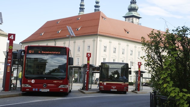 Mitten am Busbahnhof wurde der Jugendliche brutal zusammengeschlagen - kein Zeuge schritt ein. (Bild: Uta Rojsek-Wiedergut)