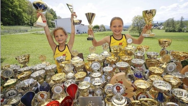 Leonie (7, links) und Sarah (9) räumten in vergangenen Saison viele Pokale ab. (Bild: Markus Tschepp)