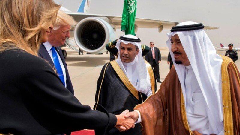 Der saudische König Salman schüttelte Melania Trump die Hand. (Bild: AFP/Saudi Royal Palace/Bandar al-Jaloud)