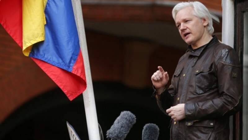 Julian Assange 2017 auf dem Balkon der ecuadorianischen Botschaft (Bild: AFP)