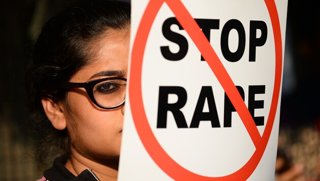 Immer wieder gehen Menschen auf die Straße, um sich mit Vergewaltigungsopfern zu solidarisieren. (Bild: AFP (Symbolbild))