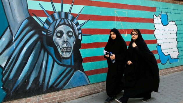 Die Außenwand der ehemaligen US-Botschaft in Teheran (2016) (Bild: APA/AFP/ATTA KENARE)