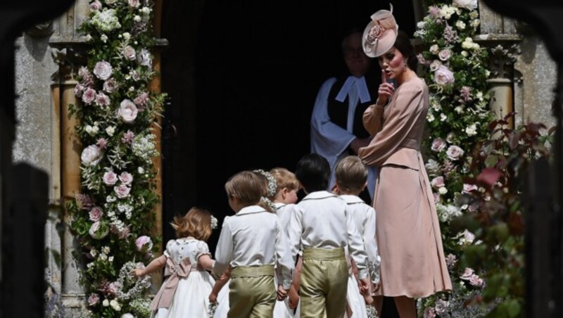Herzogin Kate mahnt die Kinder zur Ruhe. (Bild: AFP)