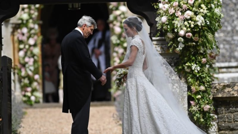 Michael Middleton führt seine Tochter Pippa zum Altar. (Bild: AFP)