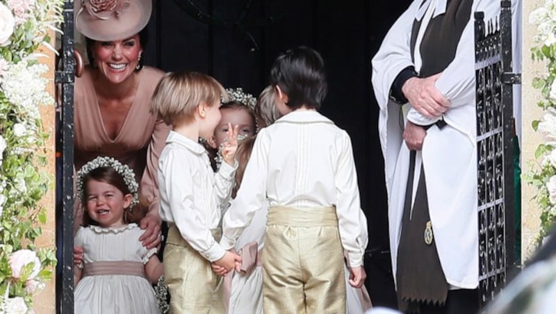 Herzogin Kate mit ihrer Tochter Charlotte und den Blumenmädchen auf der Hochzeit ihrer Schwester Pippa (Bild: AP)
