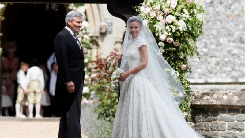 Pippa mit ihrem Vater Michael am Eingang der Kirche, im Hintergrund warten die Blumenmädchen. (Bild: AP)