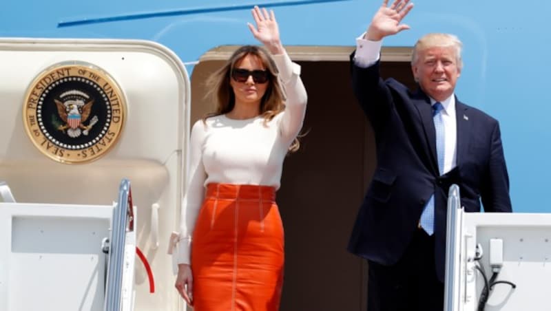 Donald Trump und Gattin Melania brachen zur ersten Auslandsreise des US-Präsidenten auf. (Bild: AP)