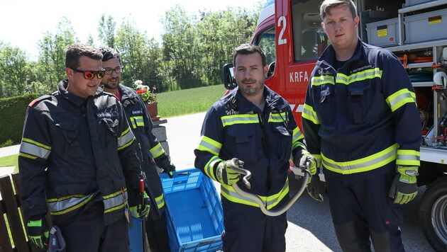 Feuerwehrleute mit einer eingefangenen Äskulapnatter (Bild: laumat.at / Matthias Lauber)