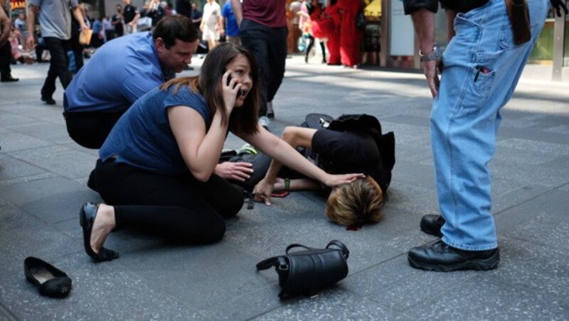 Passanten als Ersthelfer auf dem Times Square (Bild: AFP)