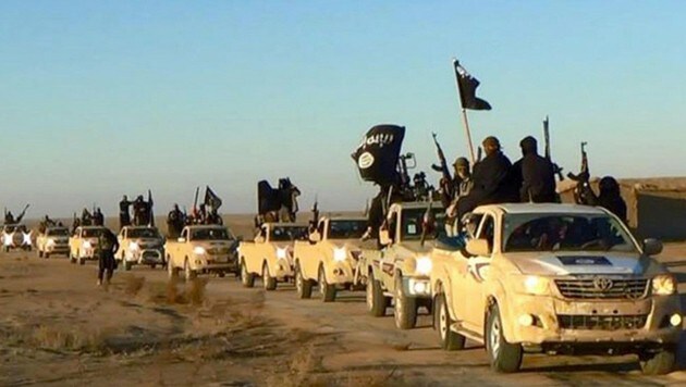 Archivbild: Ein IS-Autokonvoi nahe Rakka (Bild: Associated Press)