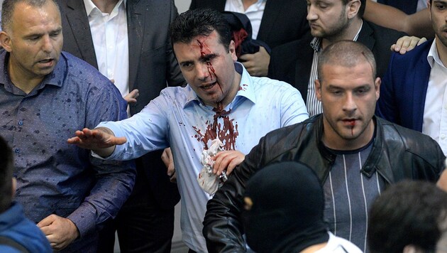 Die Regierungsbeteiligung war für Zoran Zaev (hier nach Ausschreitungen im Parlament) hart erkämpft. (Bild: EPA)