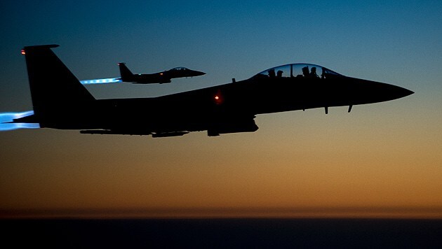 Die US-Luftwaffe bombardierte die Ziele laut ABC News mit F15- und F16-Jets. (Bild: AP)