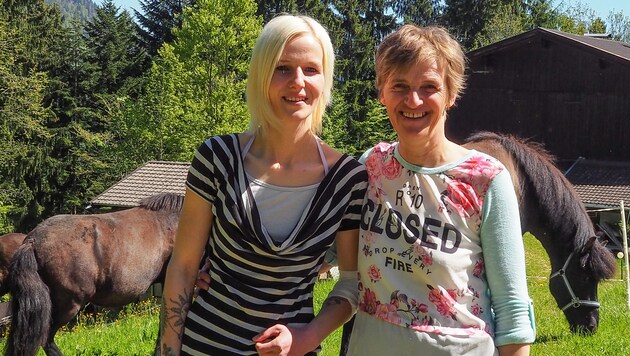Maria Brandstätter (links) tankt Kraft bei ihrer Mama Margret und ihren drei Shetland-Ponys. (Bild: Hubert Berger)