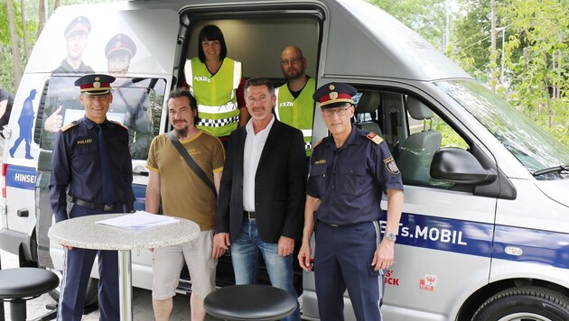 Tomac, Hennermann (Verein für Obdachlose), Peer (Stadtpolizei) & Kirchler beim Polizei-Mobil. (Bild: Polizei)