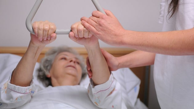 The young people are trained in retirement homes, hospitals and home care. (symbolic image). (Bild: APA/BARBARA GINDL)
