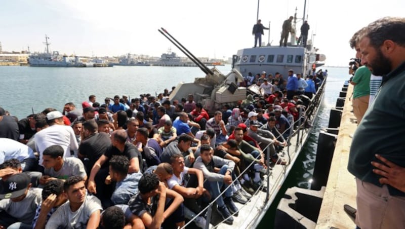 Bootsflüchtlinge im Hafen von Tripolis (Bild: AFP)