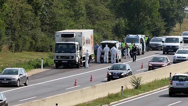 Im Sommer 2015 wurden zwischen Parndorf und Neusiedl Dutzende tote Flüchtlinge in einem Kühl-Lkw entdeckt. (Bild: AP)