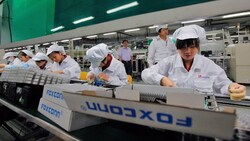 Arbeiterinnen und Arbeiter bei Foxconn (Bild: EPA)