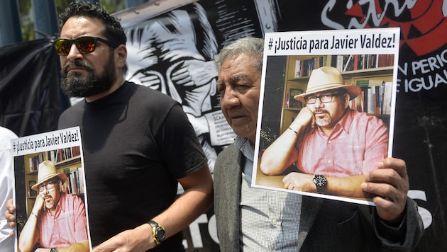 Reporter fordern Gerechtigkeit für ihren getöteten Kollegen Javier Valdez. (Bild: AFP)