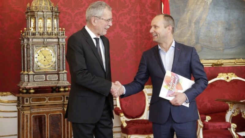 NEOS-Chef Strolz bei Präsident Van der Bellen (Bild: APA/BUNDESHEER/PETER LECHNER)