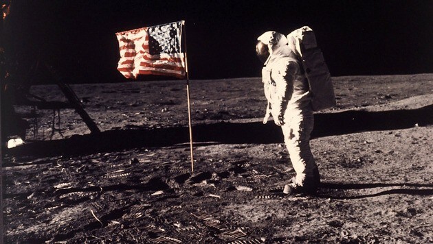 Buzz Aldrin posiert auf der Oberfläche des Mondes mit der US-amerikanischen Flagge. (Bild: AP)