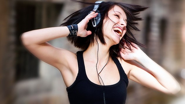 Im Schnitt verbringen Menschen 20,7 Stunden pro Woche damit, Musik zu hören. (Bild: thinkstockphotos.de)