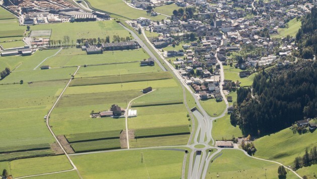 Die Verkehrslösung "Variante Grün" für Fügen sieht einen Kreisverkehr und zwei Unterführungen vor. (Bild: Gemeinde Fügen)