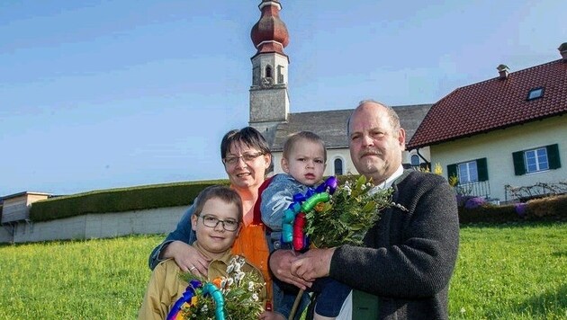 Florian Strumegger, seine Mama Birgit und der kleine Thomas in den Armen seines Vaters Herbert. (Bild: fmt-pictures.at/Moser)