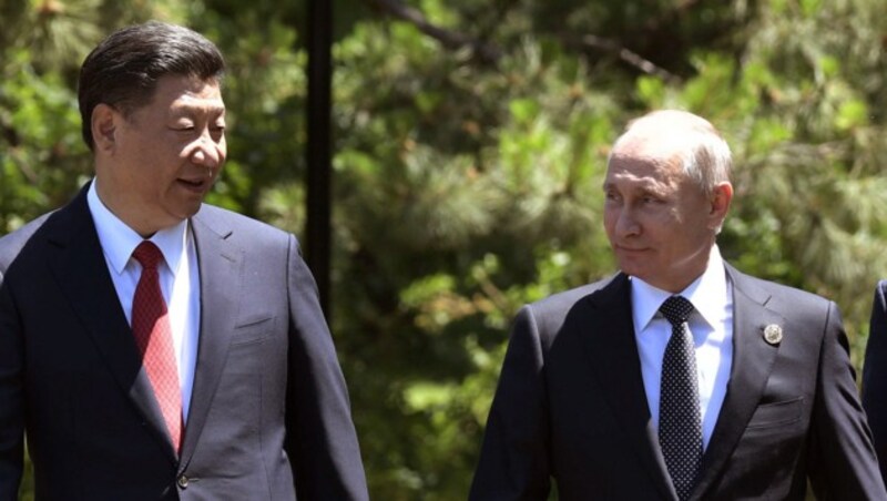 Chinas Staatschef Xi Jinping und Russlands Präsident Wladimir Putin kommen gut miteinander aus. (Bild: AP)