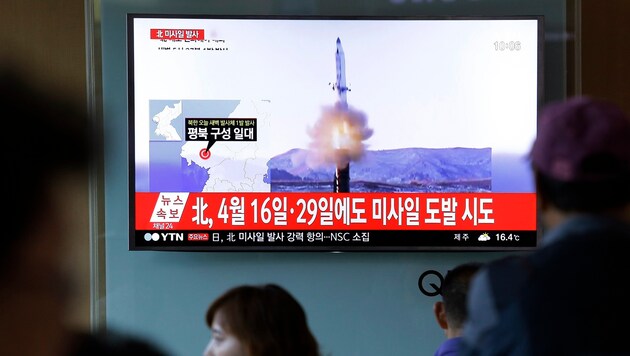 Das nordkoreanische Staatsfernsehen zeigte Bilder des Raketentests. (Bild: AP)