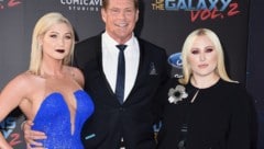 David Hasselhoff mit seinen Töchtern Taylor Ann (links) und Hayley Hasselhoff (Bild: Jordan Strauss/Invision/AP)