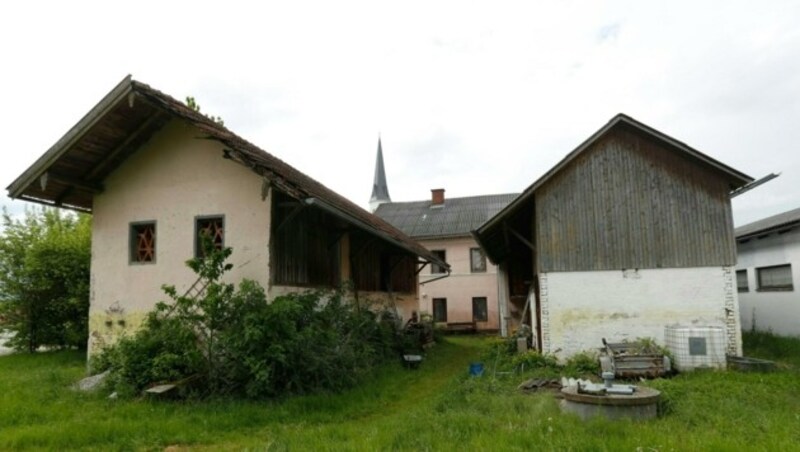 Auf diesem Bauernhof in Oberösterreich wurde die Leiche des 63-Jährigen gefunden. (Bild: APA/Daniel Scharinger)