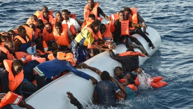 Afrikanische Flüchtlinge auf dem Weg nach Italien (Bild: APA/AFP/Andreas Solaro)