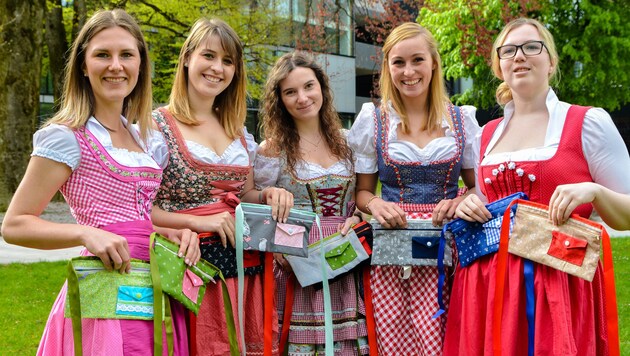 Mit einer coolen Dirndltasche zeigen diese fünf Studentinnen der FH Kufstein derzeit auf. (Bild: www.hubertberger.com)