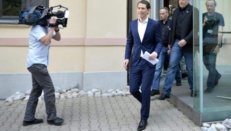 Mit einem Lächeln im Gesicht: Der neue ÖVP-Chef Sebastian Kurz nach einer Pressekonferenz (Bild: APA/HERBERT NEUBAUER)