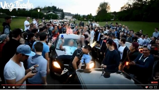 Dieses Handyvideo zeigt, wie zwei Autofans in Keutschach ein ziviles Polizeiauto attackieren. (Bild: VAG Familia/YouTube)