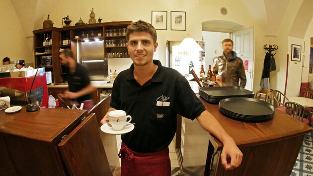 Kaffee nach Wiener Art: Ein 19-jähriger Steirer serviert in Jerusalem. (Bild: Matthias Wagner)