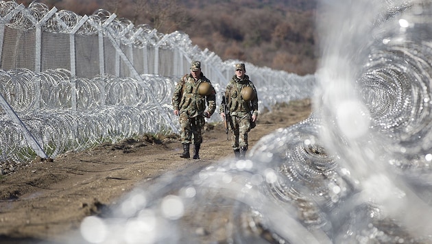 Die mazedonisch-griechische Grenze wurde zu einem Bollwerk ausgebaut. (Bild: Associated Press)