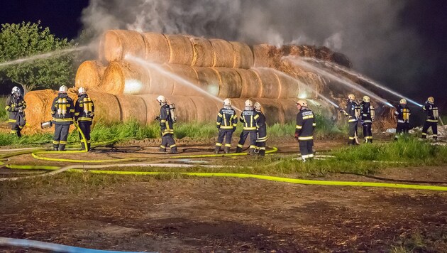 Die Löscharbeiten der Feuerwehr dauerten Stunden. (Bild: FF LANDSHAAG/PHILLIP PROKESCH)