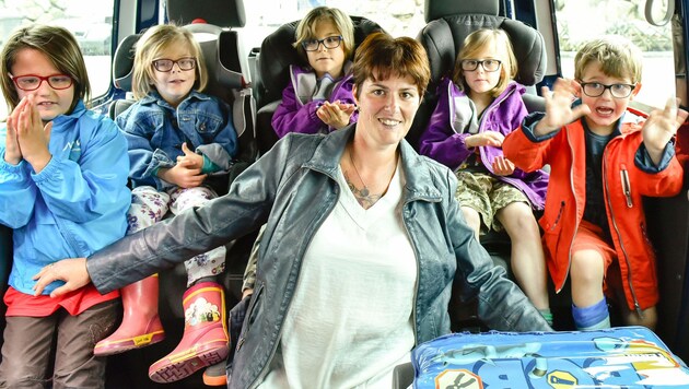 Sonja Radler mit ihren fünf Kindern (Bild: Markus Wenzel)