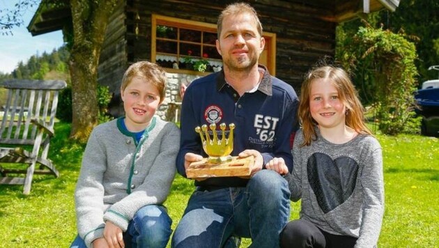 Für Einsatz erhält Lebensretter Andreas Kaml hier mit Sebastian und Magdalena die â01EGoldene Krone" (Bild: Gerhard Schiel)