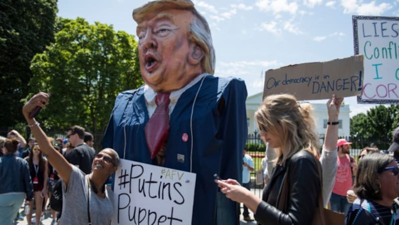 Hunderte protestierten am Mittwoch gegen Trumps überraschende Entscheidung (Bild: AFP/Jim Watson)