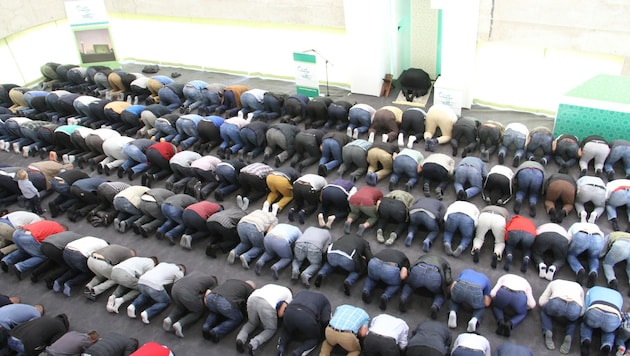 Erstes Freitagsgebet - aber noch ist die neue Grazer Groß-Moschee nicht ganz fertig. (Bild: Kronenzeitung)